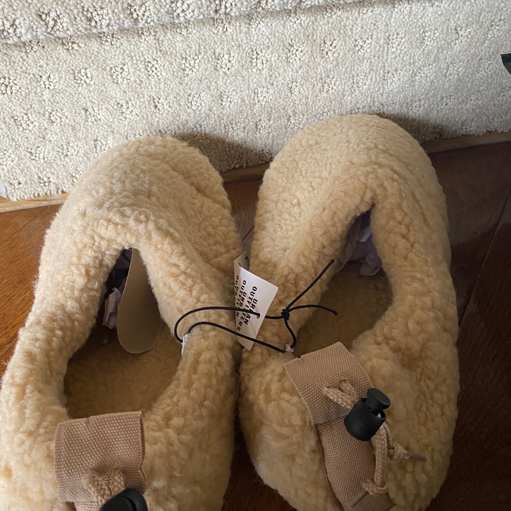 Slippers - Picture 1 of 2